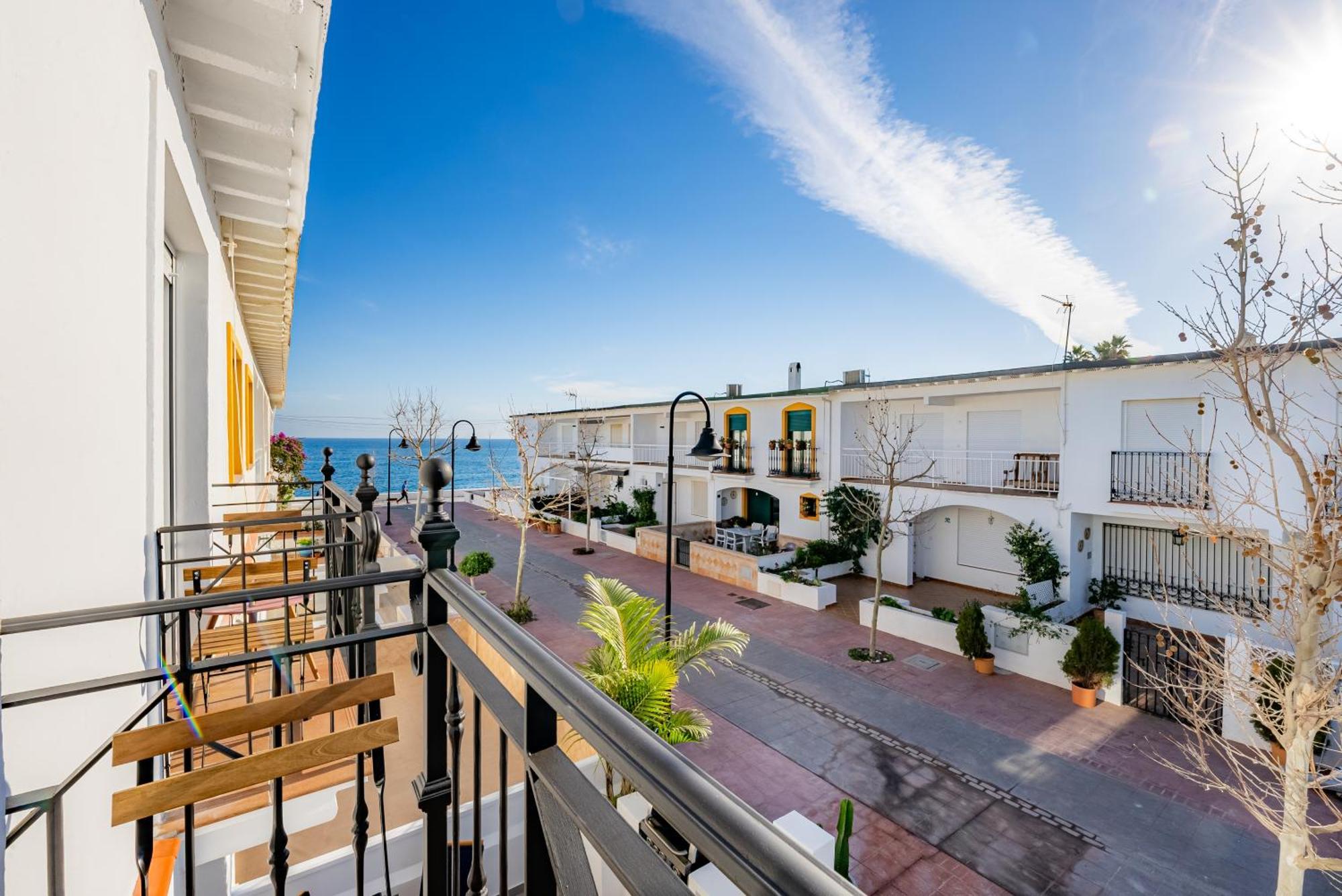La Familia Beach House La Cala Ла-Кала-де-Михас Экстерьер фото