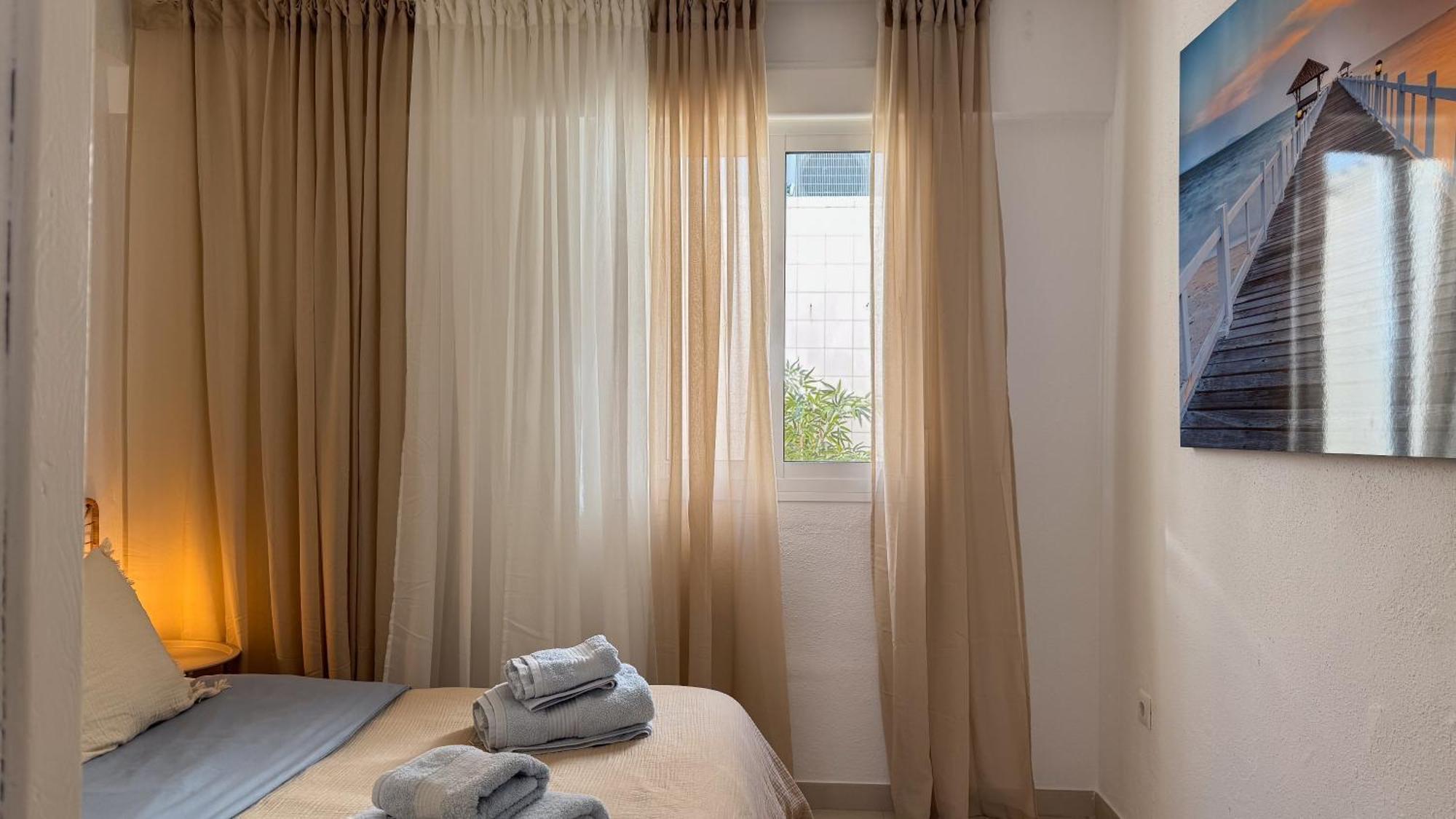 La Familia Beach House La Cala Ла-Кала-де-Михас Номер фото