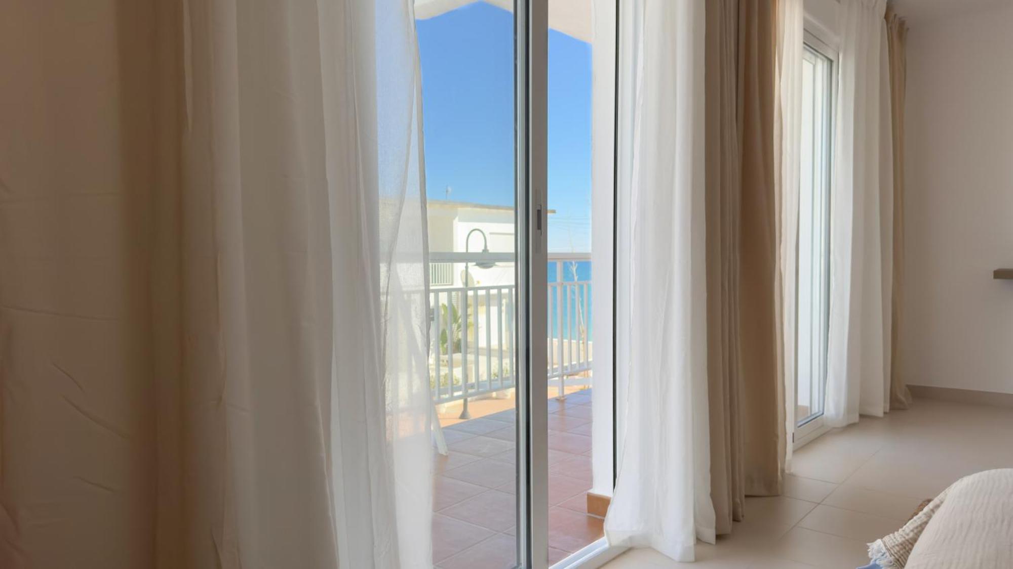 La Familia Beach House La Cala Ла-Кала-де-Михас Номер фото