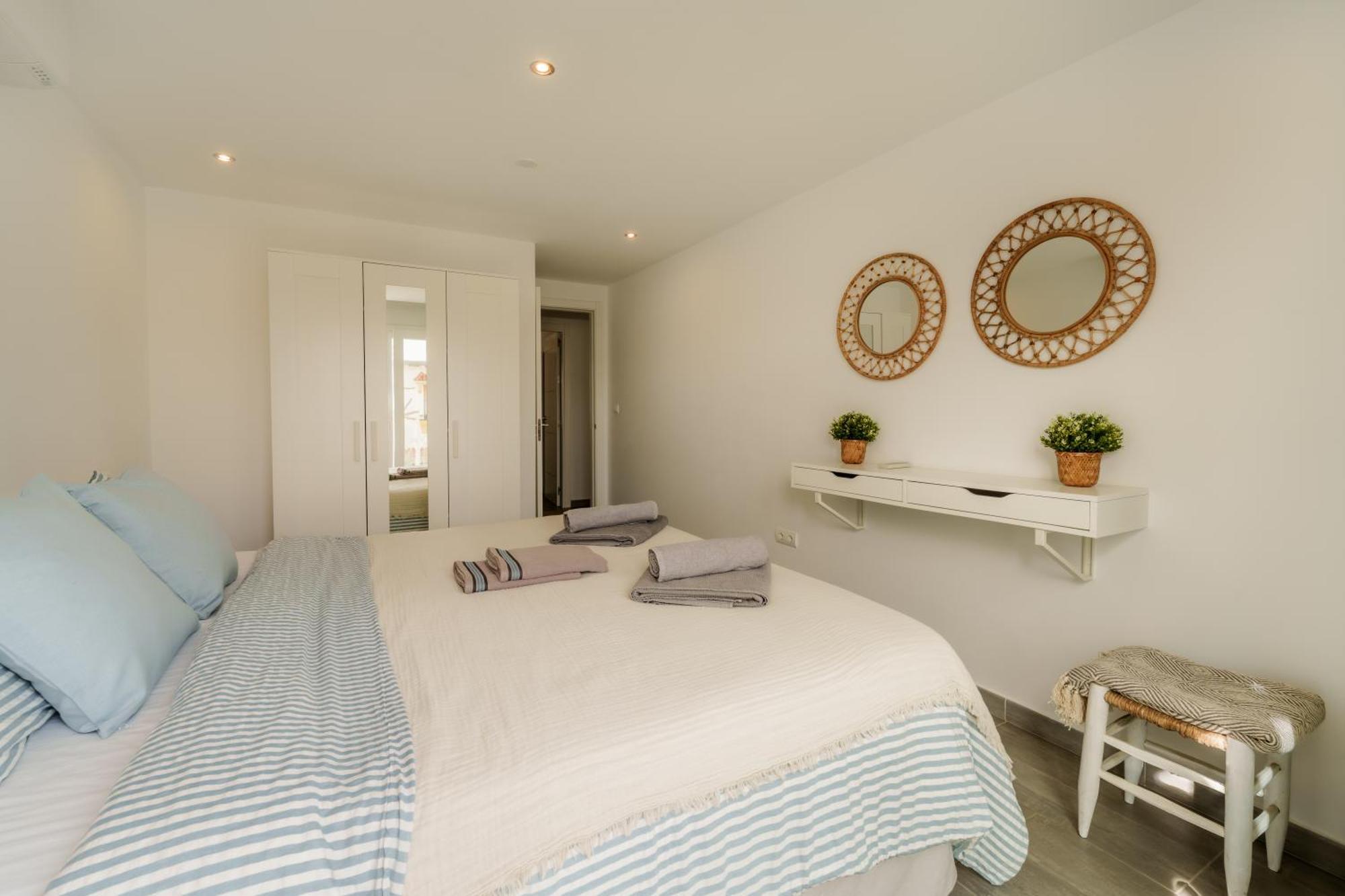 La Familia Beach House La Cala Ла-Кала-де-Михас Номер фото